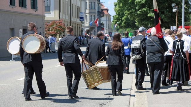 Musikanten verlassen die Parade-Strecke Musikanten verlassen die Parade-Strecke
