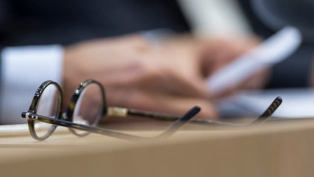 Brille auf Parlamentarier-Pult Brille auf Parlamentarier-Pult