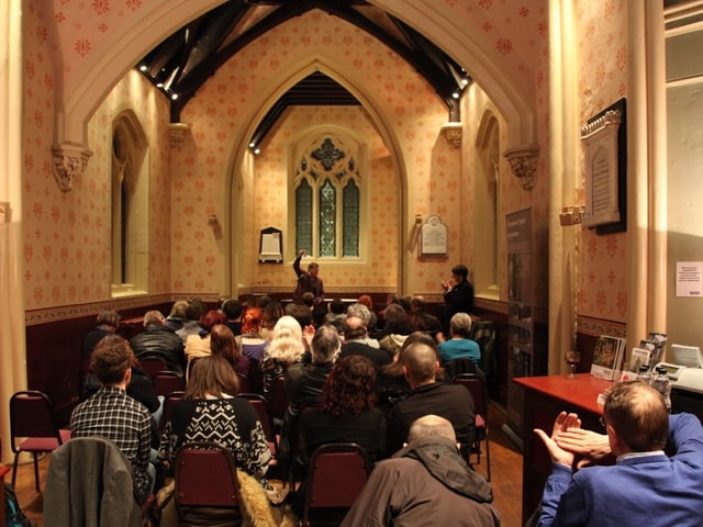Am 11. März 2016 in der Kapelle des Highgate Cemetery: Jem Roberts bei seinem Vortrag. Am 11. März 2016 in der Kapelle des Highgate Cemetery: Jem Roberts bei seinem Vortrag.