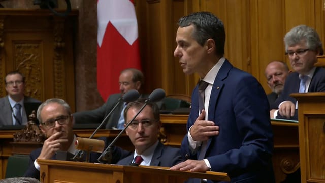 Ignazio Cassis al pult tar il pled Ignazio Cassis al pult tar il pled