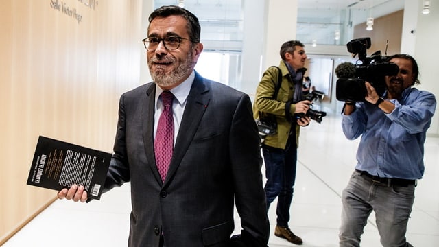 UBS-Vertediger Denis Chemla mit einem Buch in der Hand im Justizbeäude UBS-Vertediger Denis Chemla mit einem Buch in der Hand im Justizbeäude