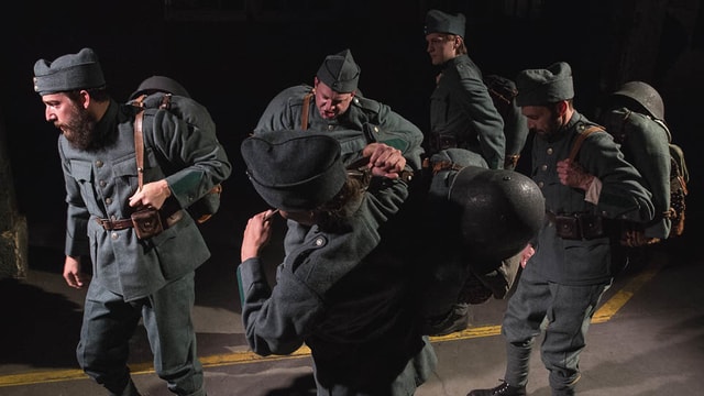 Soldaten packen ihre Ausrüstung Soldaten packen ihre Ausrüstung