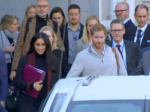 Meghan und Harry hinter einem Auto Meghan und Harry hinter einem Auto
