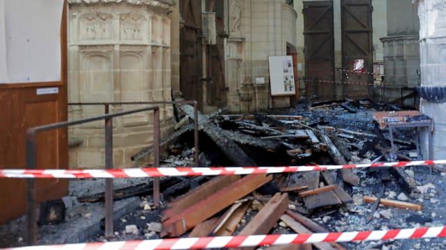 Russiges Gebälk am Boden der Kirche Russiges Gebälk am Boden der Kirche