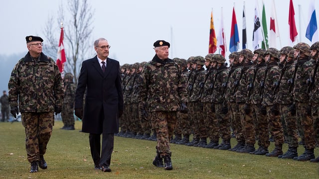 Rebord (links), Parmelin (Mitte) und Blattmann (rechts) inspizieren Soldaten. Rebord (links), Parmelin (Mitte) und Blattmann (rechts) inspizieren Soldaten.