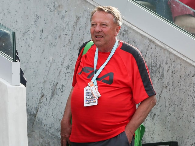 Dirk Hordorff steht in den Tenniskleidern da. Dirk Hordorff steht in den Tenniskleidern da.
