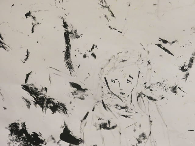 Ein gemaltes Bild in Schwarz und Weiss. Ein zartes Frauengesicht blickt aus schwarzen Strichen heraus.
