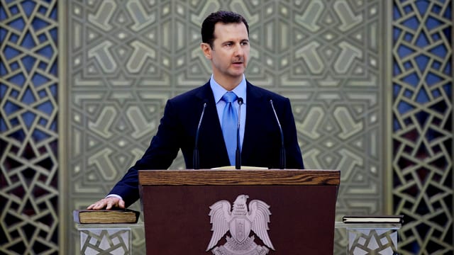 Assad an einem Rednerpult. Assad an einem Rednerpult.
