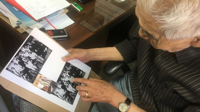 Kim Kyung-jae zeigt ein Familienfoto. Kim Kyung-jae zeigt ein Familienfoto.