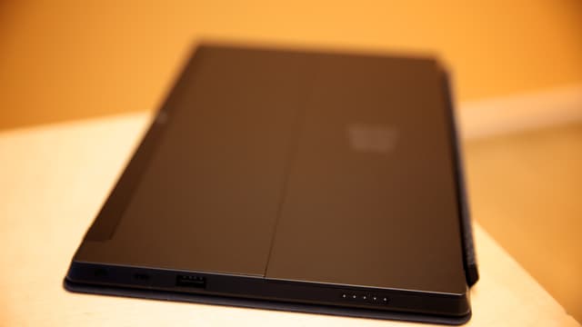Auf der Rückseite des Surface RT sehen wir USB-, Bildschirm- und Stromanschluss Auf der Rückseite des Surface RT sehen wir USB-, Bildschirm- und Stromanschluss