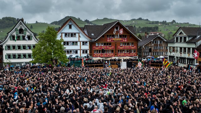 Dunkle Wolken drohen auch 2016 der Appenzeller Landsgemeinde. Dunkle Wolken drohen auch 2016 der Appenzeller Landsgemeinde.