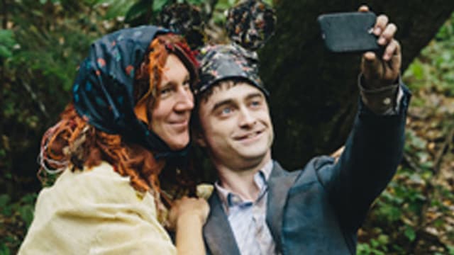 Die beiden machen ein Selfie von sich und der Tote fotografiert Die beiden machen ein Selfie von sich und der Tote fotografiert