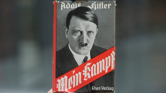 Buch "Mein Kampf" von Adolf Hitler. Buch "Mein Kampf" von Adolf Hitler.