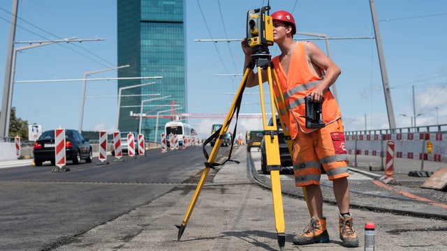 Bauarbeiter mit kurzen Hosen beim Prime Tower Bauarbeiter mit kurzen Hosen beim Prime Tower