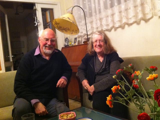 Der Radiojournalist und Musiker Moshe und die Literaturhistorikerin Itta Shedletzky in ihrem Wohnzimmer. Der Radiojournalist und Musiker Moshe und die Literaturhistorikerin Itta Shedletzky in ihrem Wohnzimmer.
