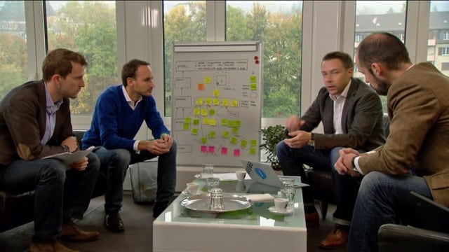 Männer bei einer Besprechung Männer bei einer Besprechung