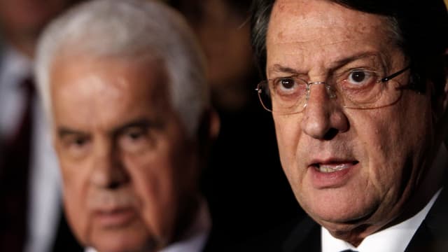 Die Volksgruppenführer Nikos Anastasiades (rechts) und Dervis Eroglu. Die Volksgruppenführer Nikos Anastasiades (rechts) und Dervis Eroglu.
