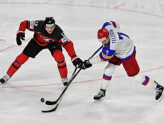 Zwei Eishockeyspieler. Zwei Eishockeyspieler.