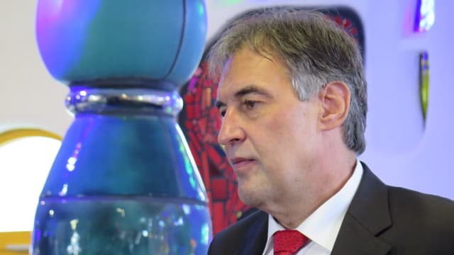 Mann mit roter Krawatte Mann mit roter Krawatte