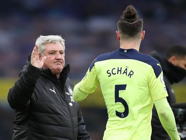 Newcastle-Coach Steve Bruce und Verteidiger Fabian Schär. Newcastle-Coach Steve Bruce und Verteidiger Fabian Schär.
