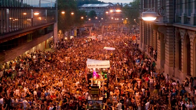 Blick auf den Demonstrationszug. Blick auf den Demonstrationszug.