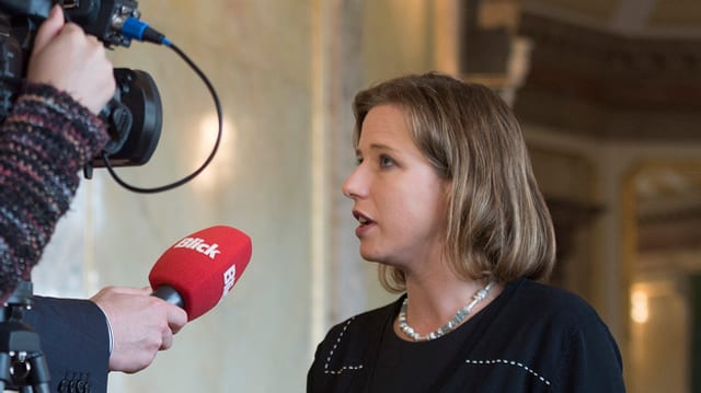 Christa Markwalder gibt vor einer Fernsehkamera ein Interview Christa Markwalder gibt vor einer Fernsehkamera ein Interview