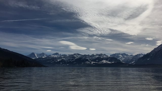 Blick über den Thunersee. Über den Berner Alpen sind Föhnlinsen zu erkennen. Blick über den Thunersee. Über den Berner Alpen sind Föhnlinsen zu erkennen.