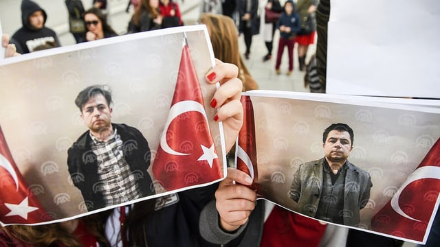 Demonstranten halten Fotos der ausgeschafften Türken erkennbar sind. Demonstranten halten Fotos der ausgeschafften Türken erkennbar sind.