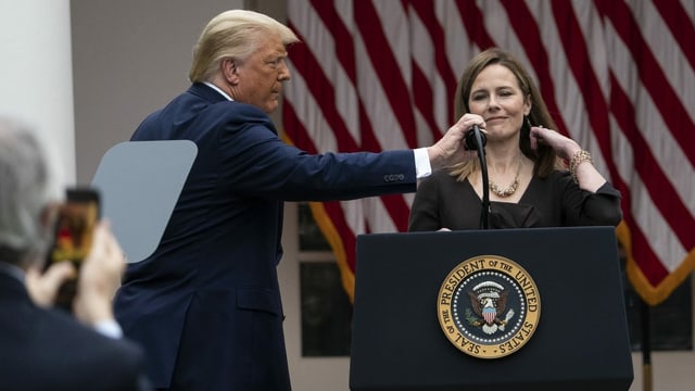 Weisses Haus: US-Präsident Donald Trump gibt der Nominierten Amy Coney Barrett das Wort. Weisses Haus: US-Präsident Donald Trump gibt der Nominierten Amy Coney Barrett das Wort.