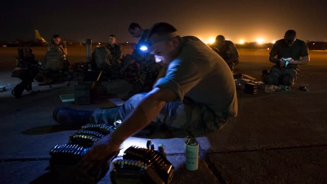 Französische Soldaten packen Munition zusammen. Französische Soldaten packen Munition zusammen.