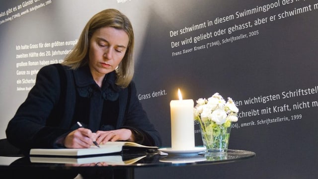 Mogherini schreibt in ein Kondolenzbuch für Günter Grass (Archivbild) Mogherini schreibt in ein Kondolenzbuch für Günter Grass (Archivbild)