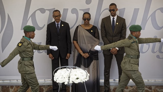Ruandas Präsident Kagame, seine Frau und sein Sohn bei der Gedenkfeier für den Völkermord. Ruandas Präsident Kagame, seine Frau und sein Sohn bei der Gedenkfeier für den Völkermord.