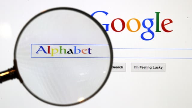 Gooogle-Startseite auf einem Bildschirm mit einer Lupe davor Gooogle-Startseite auf einem Bildschirm mit einer Lupe davor