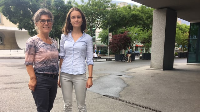 Die beiden Frauen vor dem Grossratsgebäude Die beiden Frauen vor dem Grossratsgebäude