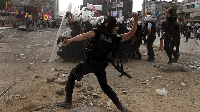 Polizisten gehen in der Türkei gegen Demonstranten vor.
