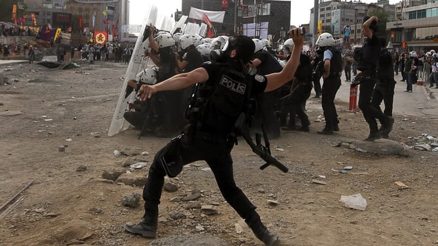 Polizisten gehen in der Türkei gegen Demonstranten vor. Polizisten gehen in der Türkei gegen Demonstranten vor.