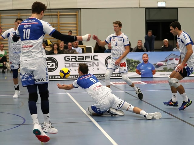 Volleyball-Spieler hechtet dem Ball nach. Volleyball-Spieler hechtet dem Ball nach.