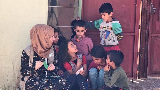 Die Sozialarbeiterin Nisreen Younis spricht mit den Jesiden-Kindern in Sindschar Die Sozialarbeiterin Nisreen Younis spricht mit den Jesiden-Kindern in Sindschar