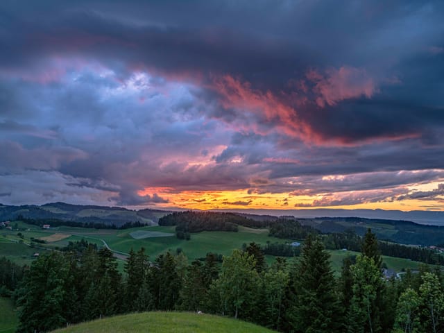 Dunkle Wolken mit sonnigen Lücken.