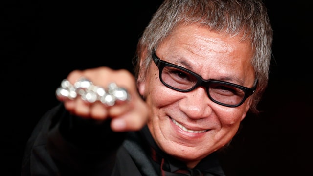 Ein Portrait des japanischen Regisseurs Miike Takashi. Ein Portrait des japanischen Regisseurs Miike Takashi.