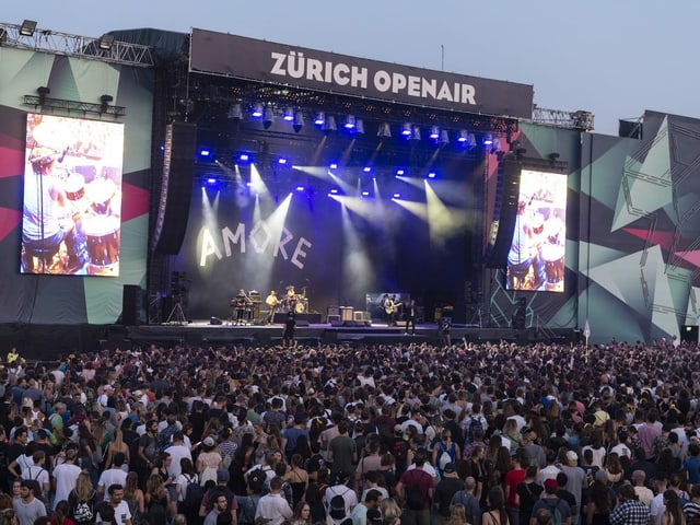 Besucher des Zürich Openairs 2019, auf der Bühne die Band Wanda Besucher des Zürich Openairs 2019, auf der Bühne die Band Wanda