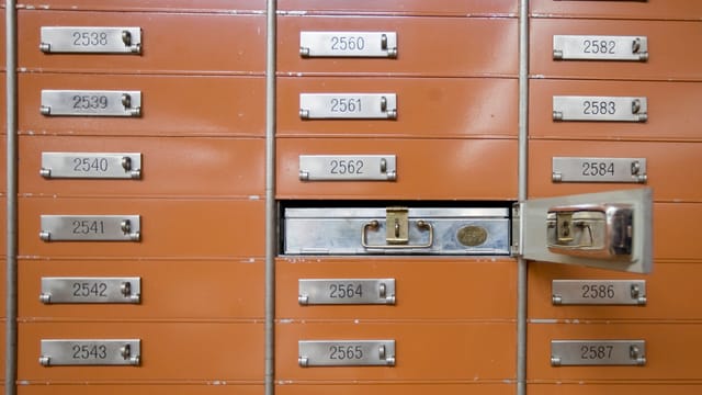 Tresorfächer in einer Bank, eines davon ist geöffnet Tresorfächer in einer Bank, eines davon ist geöffnet