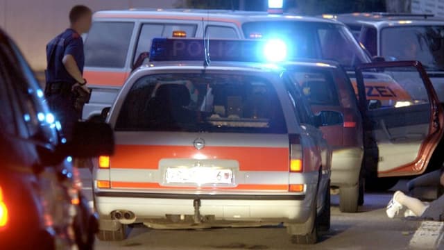 Polizeiautos bei einem Einsatz. Polizeiautos bei einem Einsatz.