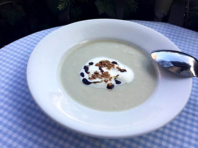Teller mit Topinambur-Schwarzwurzel-Suppe Teller mit Topinambur-Schwarzwurzel-Suppe