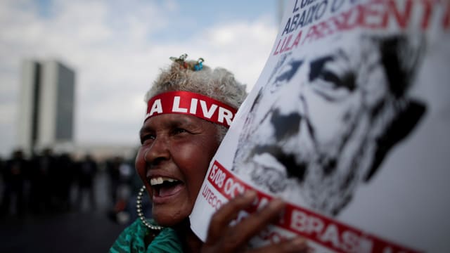 Ein Mann mit Lula-Poster. Ein Mann mit Lula-Poster.