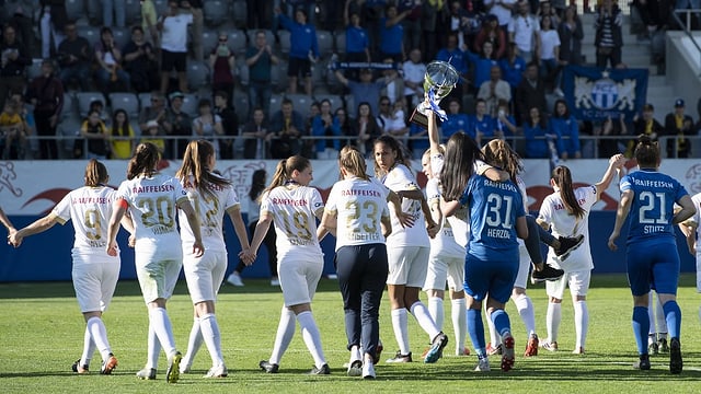 Spielerinnen des FCZ feiern vor Zuschauern im Stadion. Spielerinnen des FCZ feiern vor Zuschauern im Stadion.