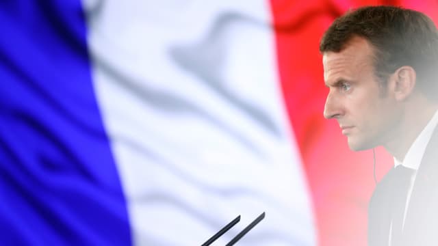 Emmanuel Macron vor einer Flagge Frankreichs Emmanuel Macron vor einer Flagge Frankreichs