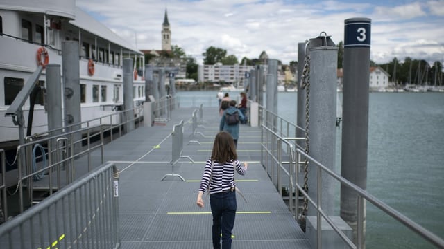 Auf dem Steg zum Schiff sind Abstandslinien aufgezeichnet Auf dem Steg zum Schiff sind Abstandslinien aufgezeichnet