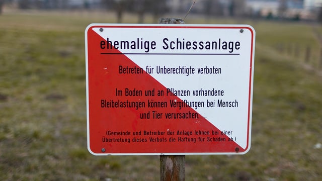 Eine Tafel mit der Aufschrift "ehemalige Schiessanlage" Eine Tafel mit der Aufschrift "ehemalige Schiessanlage"