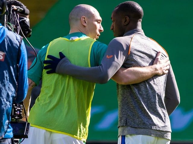 Celtics Scott Brown mit Glen Kamara von den Rangers.